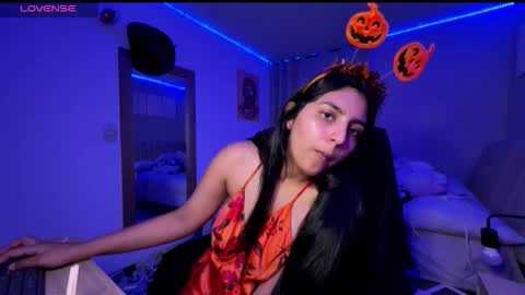 cloe small online show from October 19, 2025, 1:06 am