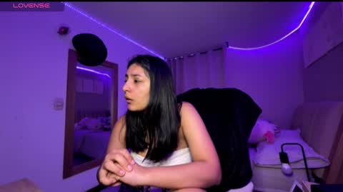 cloe small online show from November 4, 2025, 2:43 am