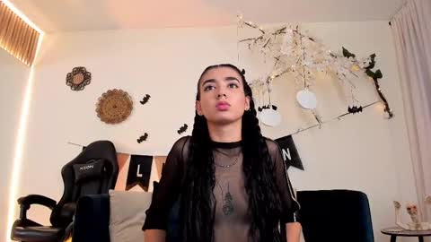 CLOE  online show from October 8, 2025, 3:04 am