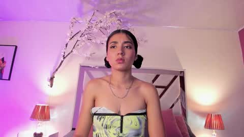 CLOE  online show from November 22, 2025, 3:27 am