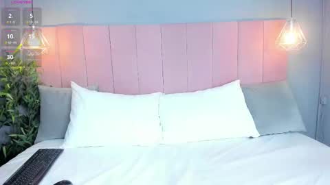 C L O E  online show from September 17, 2025, 4:25 am