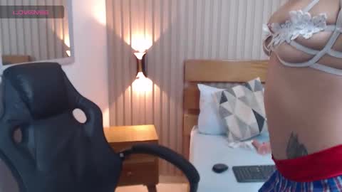 C L O E Y  online show from December 5, 2025, 3:37 am