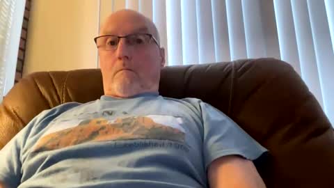 Closetbicd online show from January 19, 2025, 1:12 pm