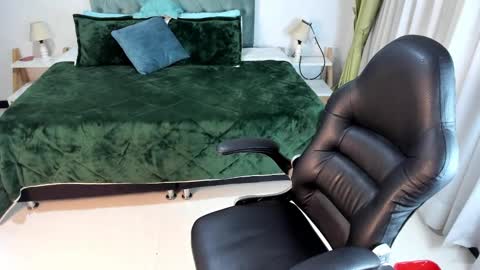 Snapshot of clown_face chatting on February 18, 2025, 9:54 am emely dolce online show from February 18, 2025, 9:54 am