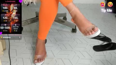 laurita online show from November 28, 2025, 4:09 pm