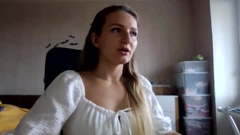 cora_fora online show from October 3, 2025, 9:17 am