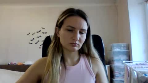 Snapshot of cora_fora chatting on November 6, 2025, 12:06 pm cora_fora online show from November 6, 2025, 12:06 pm