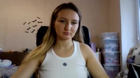 Snapshot of cora_fora chatting on November 12, 2025, 12:27 pm cora_fora online show from November 12, 2025, 12:27 pm