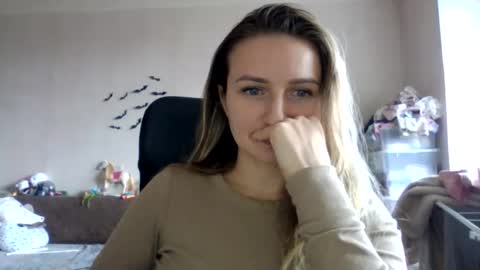 Snapshot of cora_fora chatting on November 19, 2025, 11:10 am cora_fora online show from November 19, 2025, 11:10 am