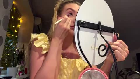 Anny online show from April 1, 2026, 3:53 pm