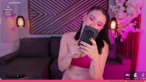 Snapshot of coralquinn chatting on November 25, 2025, 11:54 am online show from November 25, 2025, 11:54 am