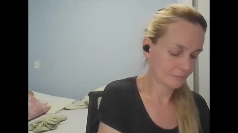 Anny online show from April 17, 2026, 12:13 am