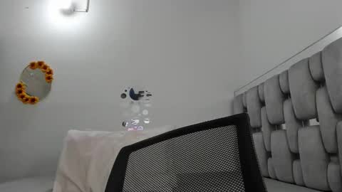 criistal_0 online show from June 11, 2026, 2:53 am