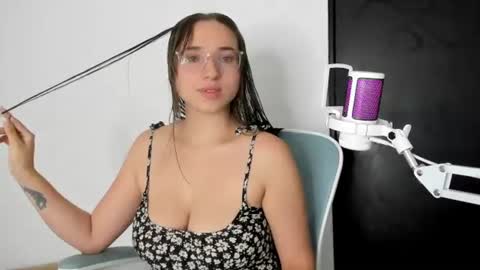 Snapshot of crimsonetoile chatting on July 19, 2026, 4:22 pm Jen. online show from July 19, 2026, 4:22 pm