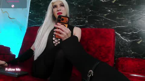 crislingery_doll online show from April 8, 2026, 1:00 pm