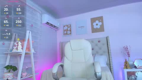 Snapshot of cristal_bunny chatting on December 28, 2024, 12:15 am Cristal online show from December 28, 2024, 12:15 am