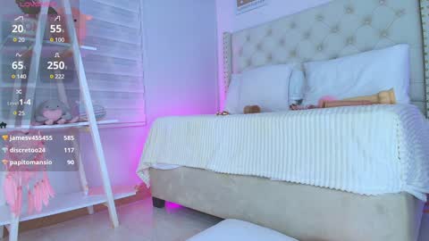 Snapshot of cristal_bunny chatting on January 8, 2025, 3:29 am Cristal online show from January 8, 2025, 3:29 am