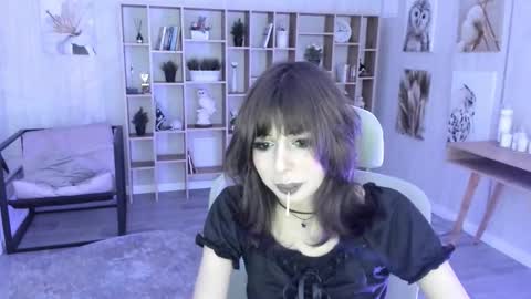 crystallbloom online show from October 28, 2025, 4:20 pm