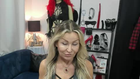 CrystalHotty online show from May 28, 2026, 4:32 am