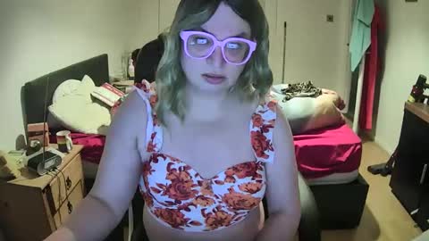 Snapshot of curleyshirley chatting on January 28, 2025, 5:24 pm Shirley online show from January 28, 2025, 5:24 pm