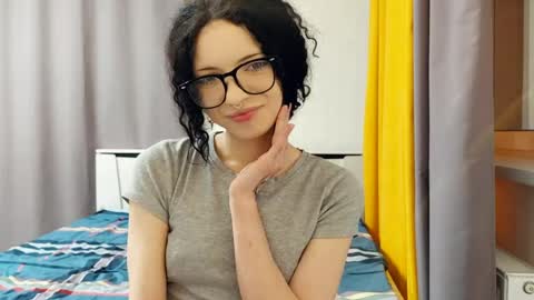 Kira online show from May 2, 2026, 11:32 pm