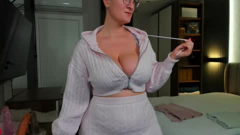 CurvyJules online show from February 12, 2025, 4:33 pm