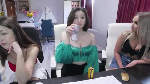  and follow twittercute00kiara2 online show from May 21, 2026, 6:53 am