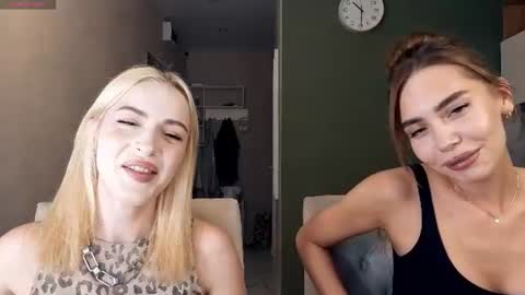 Snapshot of cute_coupleeee chatting on June 14, 2026, 6:32 pm Masha and Liza online show from June 14, 2026, 6:32 pm