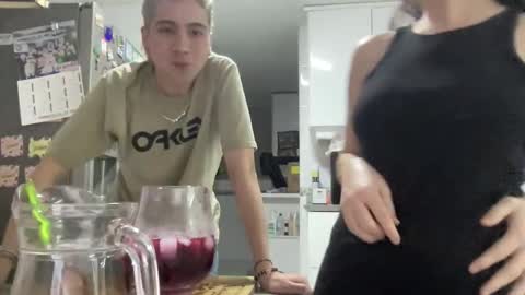 Snapshot of cute_friends chatting on December 1, 2025, 1:43 am Cute friends online show from December 1, 2025, 1:43 am