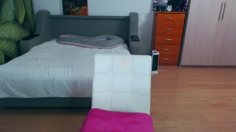 cute_jes online show from October 27, 2025, 6:45 pm