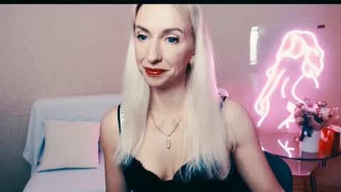 Snapshot of cute_smile_shy chatting on October 4, 2025, 8:07 pm cute_smile_shy online show from October 4, 2025, 8:07 pm