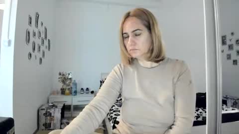 Snapshot of cutehana chatting on November 16, 2025, 3:17 pm MADY online show from November 16, 2025, 3:17 pm