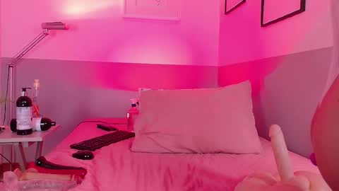 cutepetitee online show from March 2, 2026, 9:54 pm