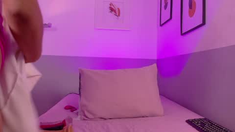 cutepetitee online show from April 10, 2026, 10:47 pm