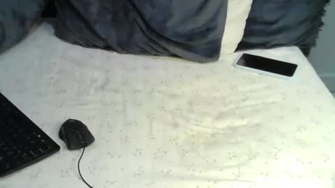 cutlucy25 online show from April 25, 2026, 8:39 pm