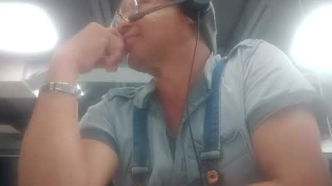 Snapshot of d619627 chatting on November 3, 2025, 6:31 pm d619627 online show from November 3, 2025, 6:31 pm