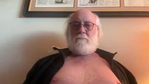 Snapshot of daddy341177 chatting on January 16, 2025, 12:45 am daddy341177 online show from January 16, 2025, 12:45 am