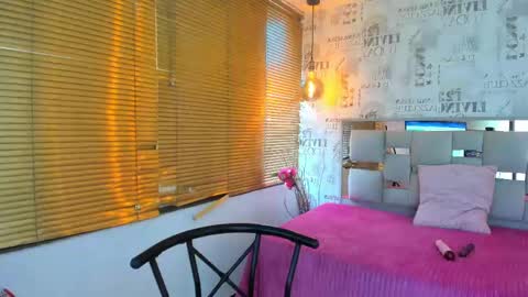 dafne_20 online show from September 22, 2025, 8:00 pm