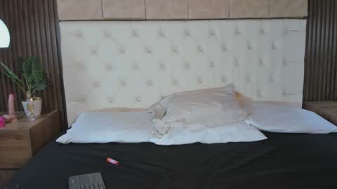 dafne_hillss online show from September 18, 2025, 12:29 pm