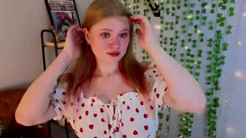 Snapshot of daisy_santos chatting on July 2, 2026, 12:22 pm Mary online show from July 2, 2026, 12:22 pm
