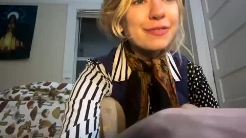 DaisyB3 online show from January 8, 2025, 2:35 am