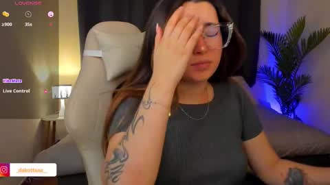 dakottaa__ online show from December 15, 2025, 11:42 pm