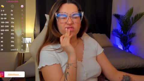 dakottaa__ online show from December 17, 2025, 11:44 pm