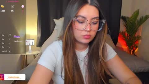 dakottaa__ online show from April 9, 2026, 11:43 pm