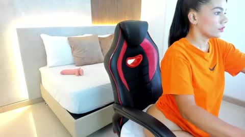 D A N A  online show from September 16, 2025, 7:04 pm