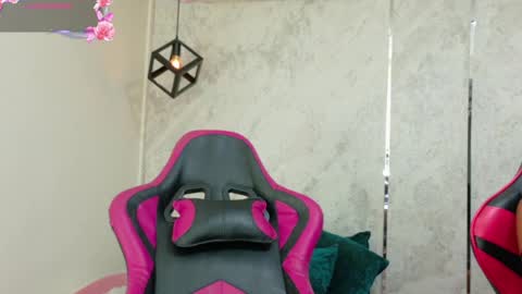 Snapshot of dani_lue chatting on April 4, 2026, 2:47 pm dani_lue online show from April 4, 2026, 2:47 pm