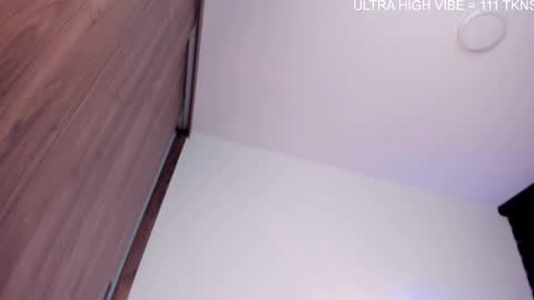  independent model   online show from October 16, 2025, 11:17 pm