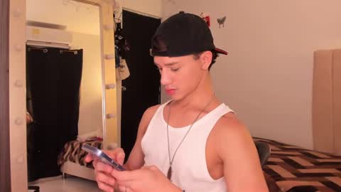 Snapshot of daniels_cruz chatting on February 21, 2025, 9:54 pm Daniels Cruz online show from February 21, 2025, 9:54 pm