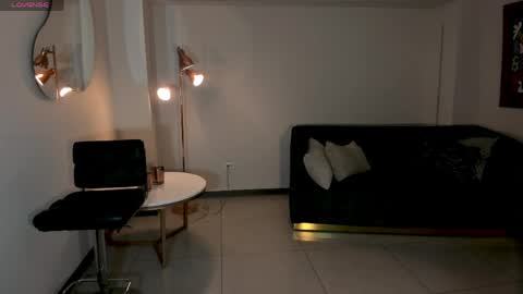 Danna Cruz  online show from April 11, 2026, 7:18 pm