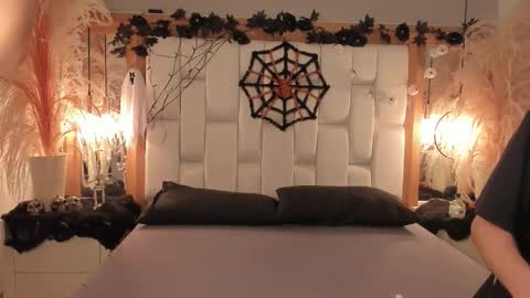 daphne_and_roger online show from October 20, 2025, 11:32 am